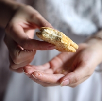 Snow crispy beef salted egg yolk meat loose sandwich crispy not sweet and greasy snacks