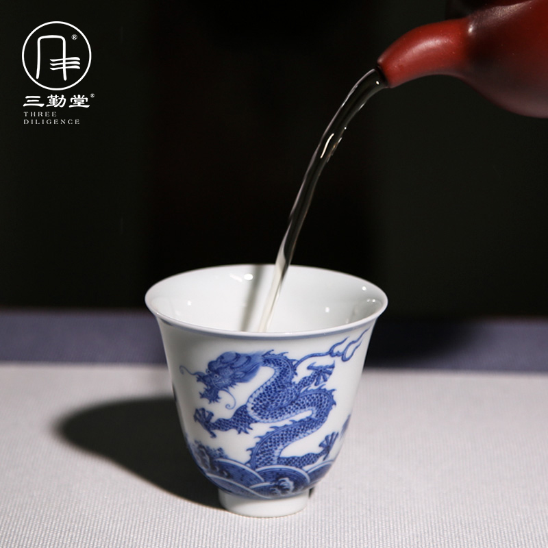 The three regular blue and white porcelain teacup kongfu master cup single CPU jingdezhen ceramic hand - made sample tea cup S43083