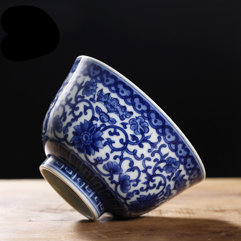 . Poly real boutique scene. The Blue and white porcelain cups master cup single CPU jingdezhen ceramic kung fu tea pu - erh tea sample tea cup