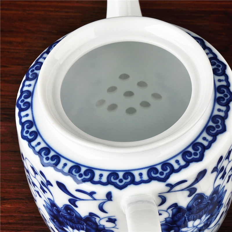 Jingdezhen ceramic teapot with blue and white porcelain teapot Chinese style household filter hole is pot of 680 ml