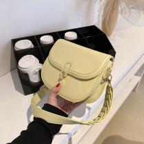 Hong Kong Pack Pack 2021 new fashion single shoulder advanced senses female bag minimalist Personality Oblique Satchel Saddle Bag