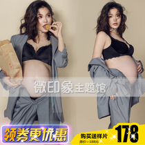 The new 9122 pregnant woman takes a small fresh sexy cover in a gray suit only the mommy costume of the Great Daily Studios