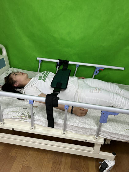 노인들과 함께 침대 가드 레일은 침대에서 떨어지지 않고 한밤중에 요양원에서 돌아 다니지 않도록 구속 벨트, 허리 보호, 가슴 보호, 버클 타입 노인들과 함께 침대 가드 레일은 침대에서 떨어지지 않고 한밤중에 요양원에서 돌아 다니지 않도록 구속 벨트, 허리 보호, 가슴 보호, 버클 타입