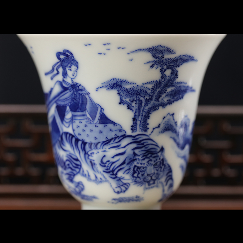 And jingdezhen blue And white Wu Cailuan cross tiger glass auspicious hand - made ceramic kung fu tea cup sample tea cup masters cup