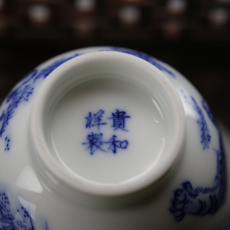And jingdezhen blue And white Wu Cailuan cross tiger glass auspicious hand - made ceramic kung fu tea cup sample tea cup masters cup