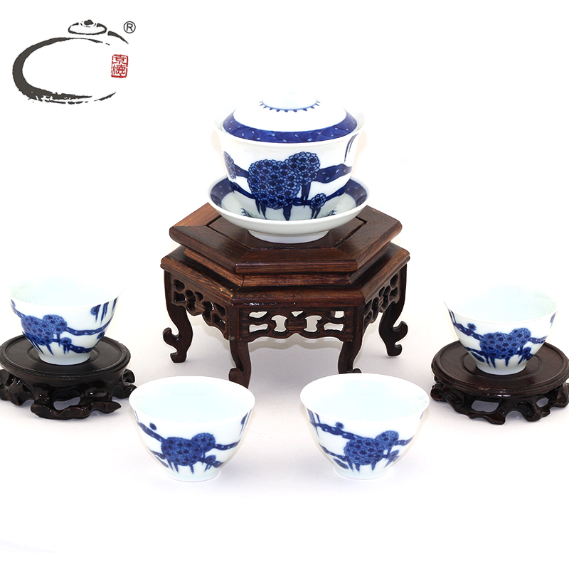 Beijing 's blue and white kung fu tea sets and auspicious all hand ceramic gift packaging group suit tureen tea cups