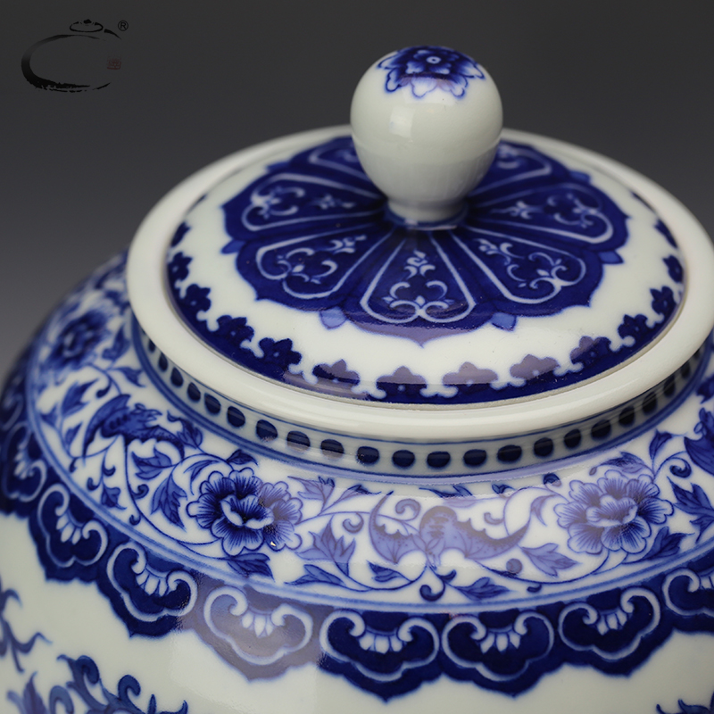 And auspicious hand - made jingdezhen blue And white porcelain live in lotus caddy fixings checking pottery tea packaging gift as cans