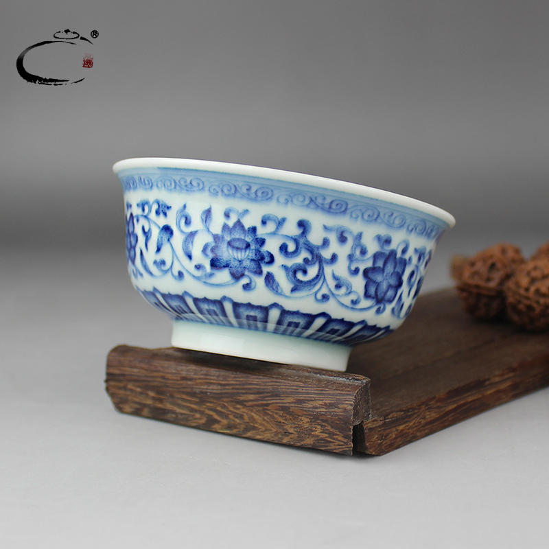 Blue and white tea cups and auspicious treasure hand - made manual sample tea cup of jingdezhen ceramic kung fu tea bowl cups