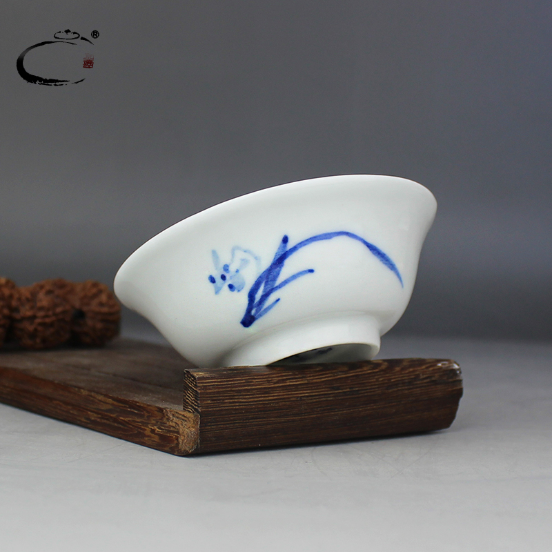 Old and auspicious by tea cups of jingdezhen blue and white freehand brushwork in traditional Chinese hand - made ceramic kung fu tea cups sample tea cup