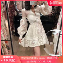 Wife's trip Zhang Ka Ni a white heavy-work lace V-collar lantern sleeve fake wind dress fairy DRESS