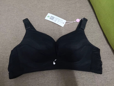 第一次在网上买内衣,很便宜很划得来,很喜欢,一下买了三件是在做活动的时候下单的,三款买了三个颜色,最喜欢黄色,黑色性感,肤色常见款,喜欢的宝宝可以下单,很好.很喜欢,快递很快,包装不错。 第一次在网上买内衣,很便宜很划得来,很喜欢,一下买了三件是在做活动的时候下单的,三款买了三个颜色,最喜欢黄色,黑色性感,肤色常见款,喜欢的宝宝可以下单,很好.很喜欢,快递很快,包装不错。