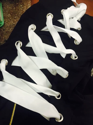 好评 方领和黑色真的显瘦 而且正好露出锁骨 后背小心机也很好看 料子也是滑滑的那种 很好