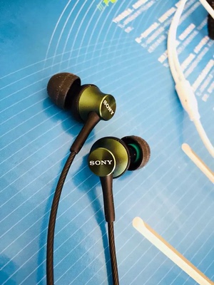 朋友推荐买的索尼，刚用着还行。我也不追求什么音质，能用久点就行。