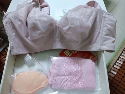 表面有一层纱，摸上去滑滑的。而且特别薄，最重要的是夏天穿衣服应该会很舒服。我是新疆的走的邮政小包，非常满意。