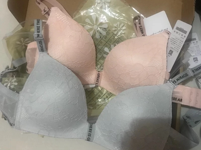 新买的薄款内衣收货了，最近太忙，所以评论晚了点，质量真心不错，穿着不会勒的慌，肩带目前也没出现下滑，店家每次上新我几乎都会光临，内衣最多两个月就换掉了，所以都是老顾客了，有喜欢的朋友可以入手试试，质量真心不错的，聚拢效果也还可以！