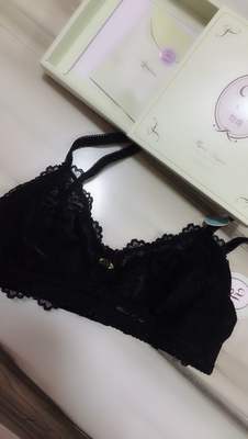 内衣很好看,超薄无钢圈的特别适合夏天穿啊,穿着不勒不闷热,面料摸着软软的,穿在身上很舒服,有附赠胸贴,不用担心尴尬,非常满意啦 内衣很好看,超薄无钢圈的特别适合夏天穿啊,穿着不勒不闷热,面料摸着软软的,穿在身上很舒服,有附赠胸贴,不用担心尴尬,非常满意啦