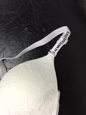 超喜欢的，面料真的超级舒服的，厚薄适中，穿起来是很轻薄的感觉，没有任何负担，这个价位两件真的是物超所值，穿在身上也不会勒，还赠送了透明肩带和衣架，洗了也不褪色，很满意，特别喜欢