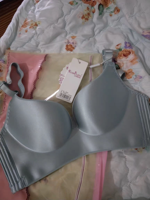 这是第三次购买了吧 这次内衣送过来有味道 两个袋子的包装也有点不一样的 不知道是什么情况 但是内衣还是可以的 平价也很舒服 跟三福里面的内衣差不多吧 挺好的 这是第三次购买了吧 这次内衣送过来有味道 两个袋子的包装也有点不一样的 不知道是什么情况 但是内衣还是可以的 平价也很舒服 跟三福里面的内衣差不多吧 挺好的