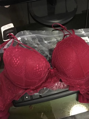 这款内衣,上身好漂亮,我胸比较小穿着都有沟沟了,夏天穿挺好不算厚,上身还比较舒服不会嘞,以后就在你家买了,内衣都很好看 这款内衣,上身好漂亮,我胸比较小穿着都有沟沟了,夏天穿挺好不算厚,上身还比较舒服不会嘞,以后就在你家买了,内衣都很好看