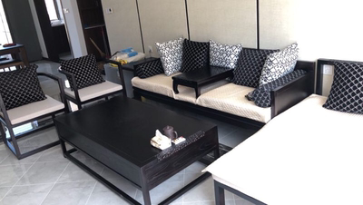 和店家描述一致。东西质量很好摆放到客厅效果不错。木质挺好款式好看大方。老公很满意