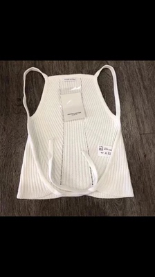 这款露背的小背心呢 哈哈哈设计师很有小心机 这款背心很能吸引别人的眼球 前面的设计很保守 面料很舒服是不起球透气的面料 适合去海边还有度假游玩穿 日常也百搭 这款露背的小背心呢 哈哈哈设计师很有小心机 这款背心很能吸引别人的眼球 前面的设计很保守 面料很舒服是不起球透气的面料 适合去海边还有度假游玩穿 日常也百搭