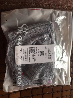 这款蕾丝的很薄，穿着很舒服，朋友推荐买的，而且价格超级美丽