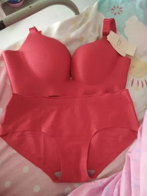 内衣收到了  质量非常好  穿着舒服  美美哒  老公超喜欢  客服又问必答推荐大家购买  五星好评