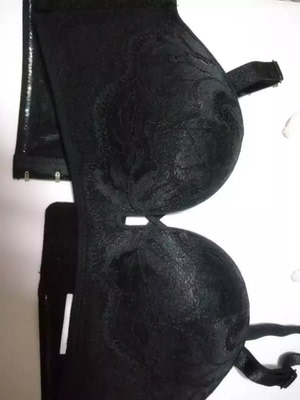 手感丝滑，厚度适中，客服推荐的码数也是很合适，款式也是描述的一样的，没有差别，本人也比较喜欢这样的内衣，款式耐看漂亮，姐妹们买内衣可以考虑一下这家哦！内衣真的是很不错，值得你拥有哦！喜欢的姑娘们赶紧下手了 错过这次下次就没有那么好的优惠啦