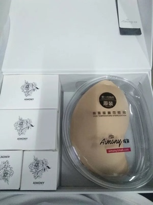 包装很精美呀，一眼就完全爱上了，也送了收纳盒和清洁皂，准备穿礼服和吊带裙的时候穿哦。