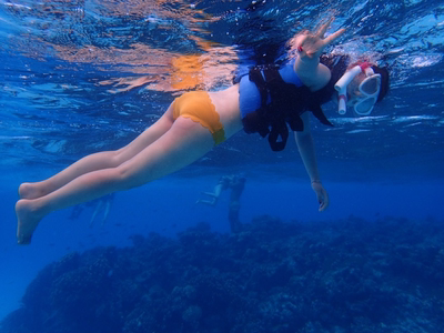 拍照很好看，真的一定要买黄色，水里很亮，小胸也吼得住，卖家服务也很好。棒