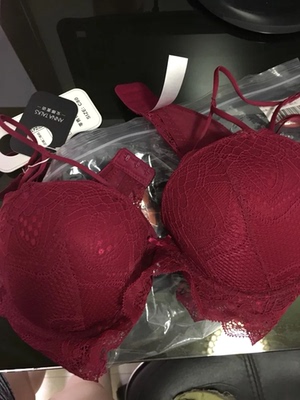 这款内衣,上身好漂亮,我胸比较小穿着都有沟沟了,夏天穿挺好不算厚,上身还比较舒服不会嘞,以后就在你家买了,内衣都很好看 这款内衣,上身好漂亮,我胸比较小穿着都有沟沟了,夏天穿挺好不算厚,上身还比较舒服不会嘞,以后就在你家买了,内衣都很好看