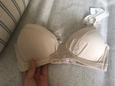 穿着很舒服，款式也很喜欢，就是不怎么显胸小