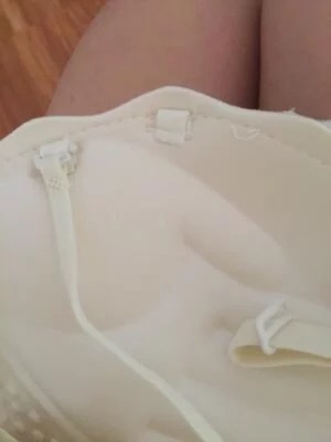 清爽颜色很正，材质很透气，送的加长的扣也好实用，尺寸标准可以方便自己调节。清爽颜色很正，薄薄的很透气，加送的排扣也好实用，尺寸标准可以方便自己调节。，就要这种无钢圈透气型的，那个手掌型的设计好喜欢，小胸妹子穿着也好看。跟以前穿的厚杯文胸形成对比，以后肯定会回购的