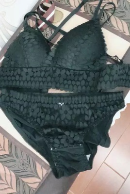 买了黑色的套装，嗯，还不错，穿上来蛮蛮舒服的，像这种内应该也可以外搭的就穿一个外套穿个衬衫扣起来也是蛮性感的