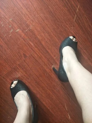 质量挺好，穿了一段时间才来评论的，这个价钱质量值得购买，穿上特别好走路