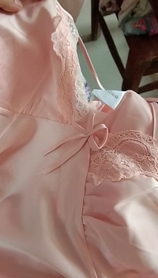 这个粉色炒鸡好看的，细节做工很好的，我个人很喜欢不错，不错的，蕾丝边不知道为啥变色了，不过我个人还是喜欢的，很好很好的，穿上效果很不错，个人比较害羞，这里就不上传了。