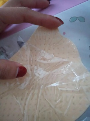 很轻薄，看着像是透气的，还没试穿，不太清楚效果怎么样