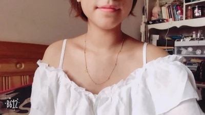 内衣穿起来很稳不会掉，面料柔软不勒，洗的时候也不会掉色跟变形的，和图片一样，没有色差，主要是经济实惠，一次性买了两件，很合适，平胸穿着也不掉，特地买来搭配穿一字肩的衣服，穿得又柔又软摸着很滑，特别的舒服。