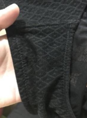 没有钢圈的内衣最舒服了，聚拢效果也不错，尺寸刚刚好，没有色差，面料摸上去滑滑的，特别舒服，质量很好，穿在身上特别舒适，特别聚拢，物廉价美，实体店这样的质量要双倍的价钱多，我还怕掉色专门用水泡了一会，一点都没褪色，也没有什么异味，各位亲可以放心购买。