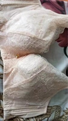 聚拢效果很错，很亲肤和舒服，尺寸也很准，穿上薄衣服不透色显身材，价格划算，性比价高，很称心很满意。卖家服务到位和态度好，包装精致严实