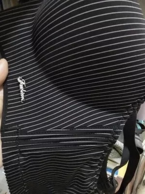 货收到了，料子摸起来很舒服，卖家还送了两个加排扣，喜欢的亲们不要犹豫了