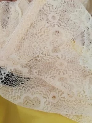 清爽颜色很正，材质很透气，送的加长的扣也好实用，尺寸标准可以方便自己调节。清爽颜色很正，薄薄的很透气，加送的排扣也好实用，尺寸标准可以方便自己调节。，就要这种无钢圈透气型的，那个手掌型的设计好喜欢，小胸妹子穿着也好看。跟以前穿的厚杯文胸形成对比，以后肯定会回购的