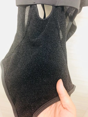 本人身高170 体重55,XL码 正常应该选L码,稍肥,长短合适,质量很好,款式很喜欢,由于后面的带有些肥,自己缩短了一下,很满意 本人身高170 体重55,XL码 正常应该选L码,稍肥,长短合适,质量很好,款式很喜欢,由于后面的带有些肥,自己缩短了一下,很满意