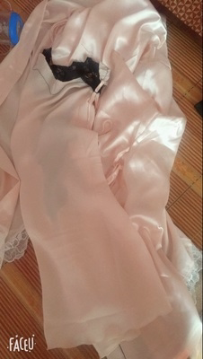 本身40块钱没有追求太高，想着穿几次就扔了，收到比想象中质量好点，很不错我很喜欢，蕾丝边是硬蕾丝 可能为了有型吧，下面绸缎的很柔软，也很轻，穿上不闷也很性感，不会有太重的感觉，不错，还是比较满意的。