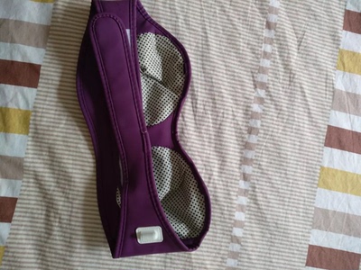 个人感觉效果还不错。用的时候。建议亲们先涂完精油后再按摩，然后再使用仪器热敷按摩可以促进吸收。这样使用后的胸部感觉效果会更好的。我就是这样做的。为了美就得付出啊，值得一提的是朋友花好几千，买了胸部产品，那么贵，太心疼钱了。我也使用了她的，我觉得还是我买的这个比较好些。做出来还要舒服一些。档位还可以根据自己舒适度选择，自动定时，穿戴也是可以调节，而且这个款式不会又任何尴尬。