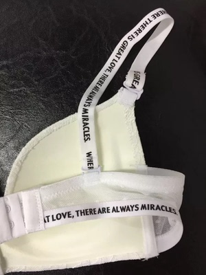 超喜欢的，面料真的超级舒服的，厚薄适中，穿起来是很轻薄的感觉，没有任何负担，这个价位两件真的是物超所值，穿在身上也不会勒，还赠送了透明肩带和衣架，洗了也不褪色，很满意，特别喜欢