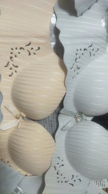 料子挺软的 摸着很舒服 很好看 就是感觉不太有弹性 但不影响穿的 很不错的一次购物。。。