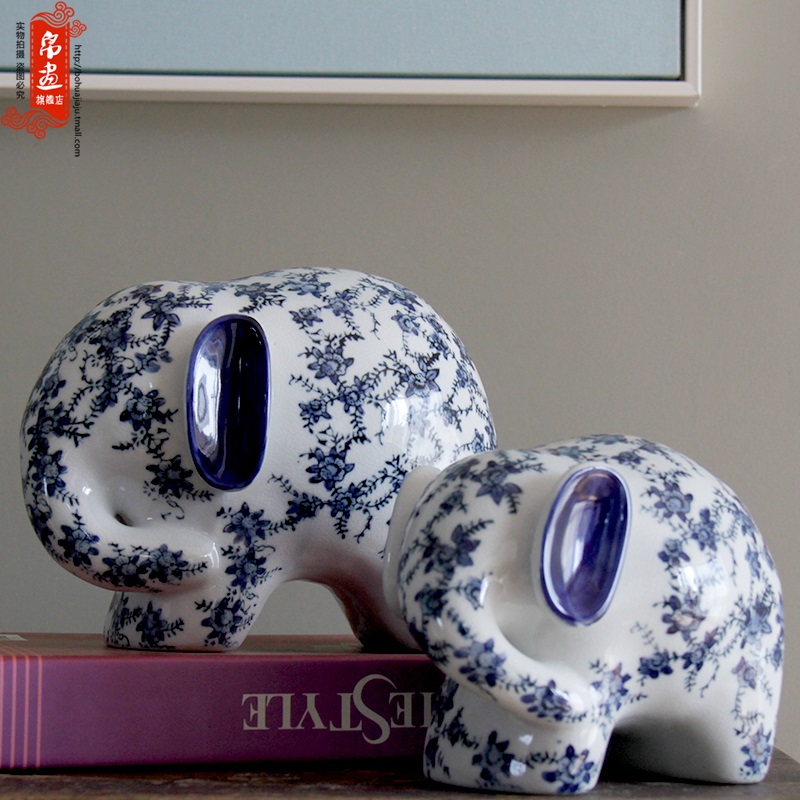 Ceramic elephant is placed a pair of Chinese style decoration creative home sitting room TV ark, auspicious of blue and white porcelain arts and crafts