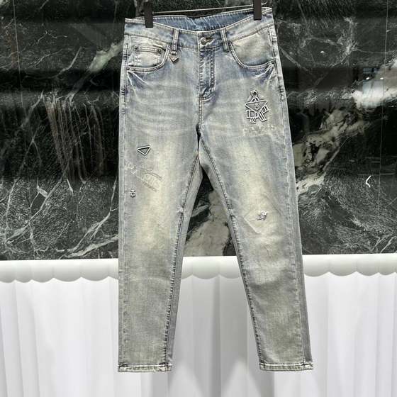European high-end summer men's jeans, small feet, trendy and fashionable, thin casual and versatile stretch nine-point pants
European high-end summer men's jeans, small feet, trendy and fashionable, thin casual and versatile stretch nine-point pants