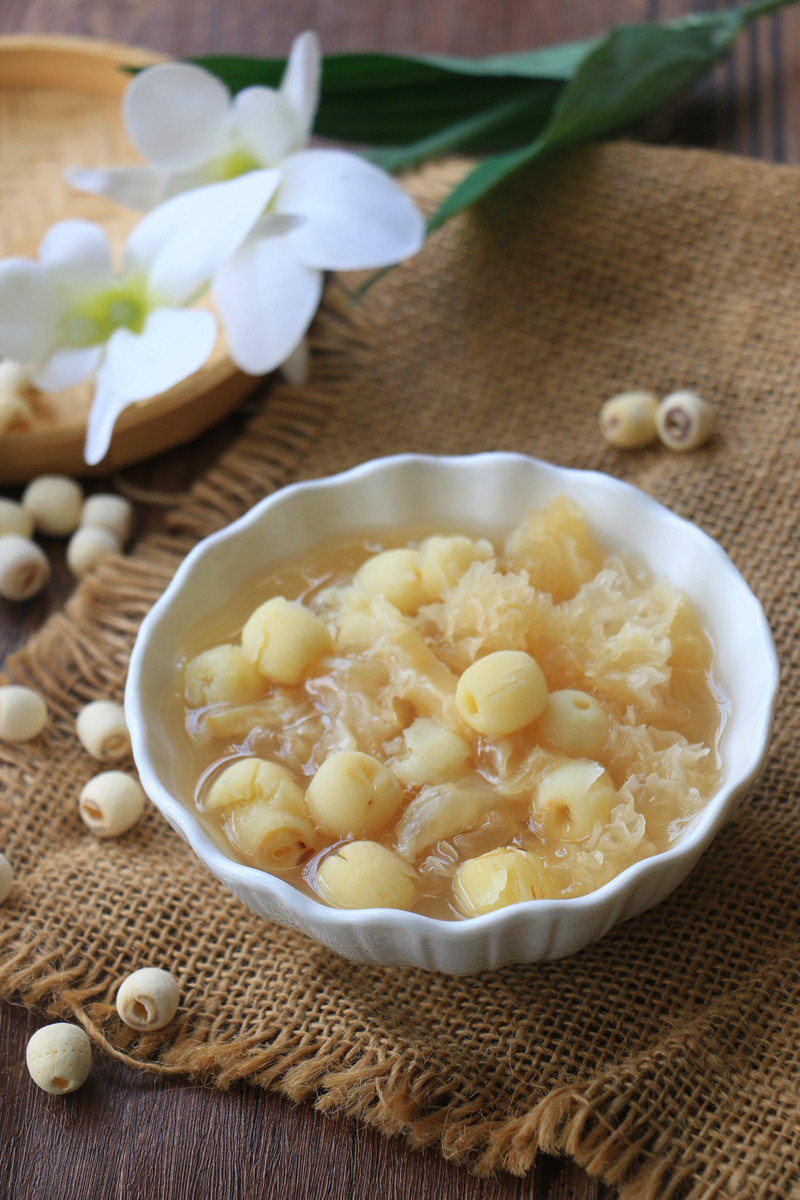 女人必备美颜糖水,银耳莲子炖花胶!